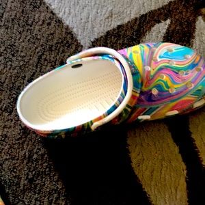 I’m selling crocs they are in a size 8 in woman’s